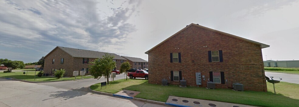 123 Rawlings Dr, Clinton, OK for sale - Primary Photo - Image 1 of 1