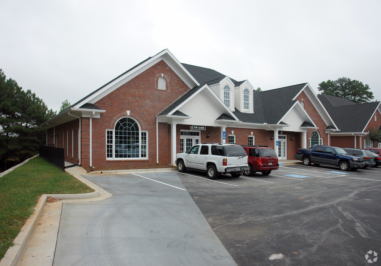 1608 Tree Ln, Snellville, GA 30078