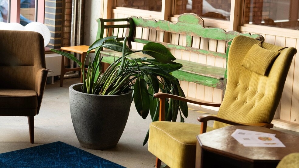 7 Throwley Way, Sutton for lease - Interior Photo - Image 3 of 20