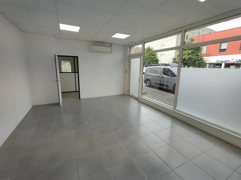 Office in La Verpillière for lease - Interior Photo - Image 3 of 11