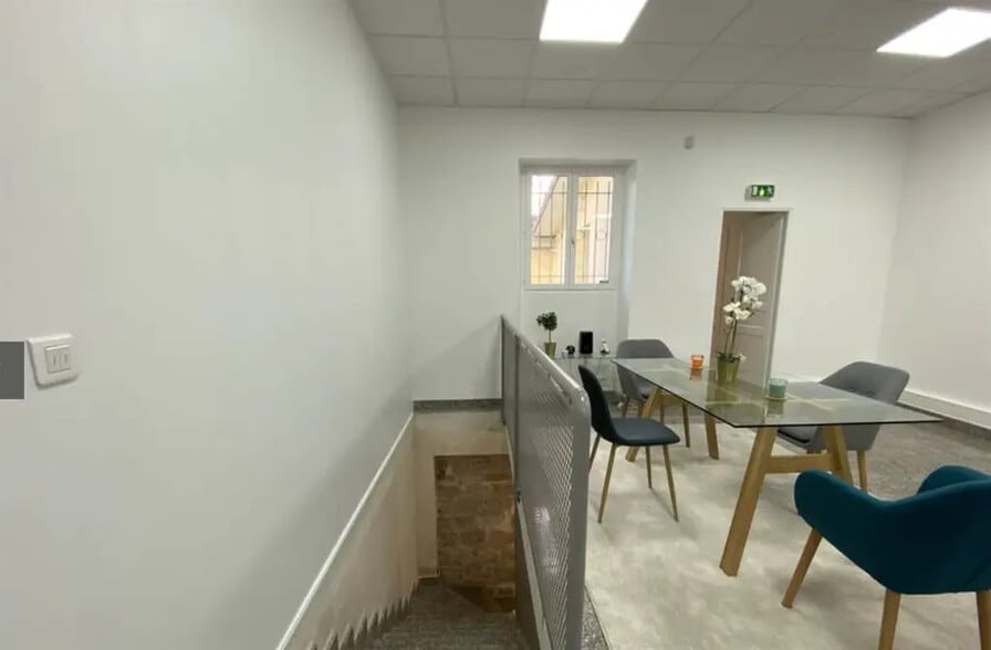 Retail in Saint-Maur-des-Fossés for lease - Interior Photo - Image 1 of 7