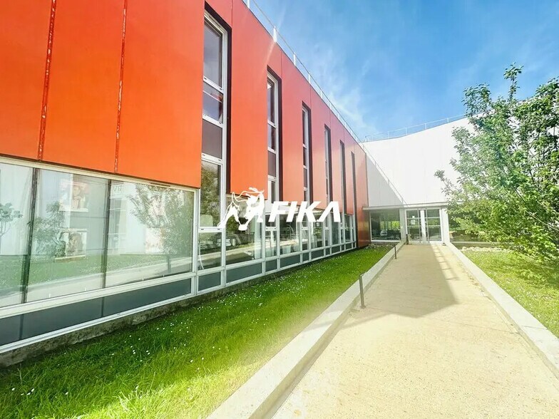 Office in Canéjan for lease - Building Photo - Image 3 of 10