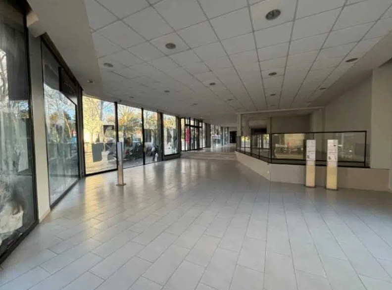 Retail in Paris for lease Interior Photo- Image 1 of 12