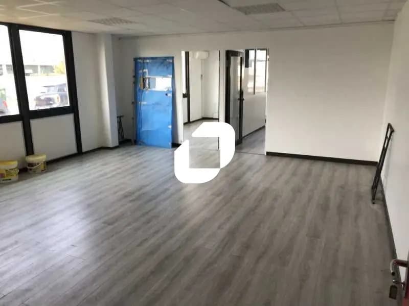 Office in Mérignac for lease Interior Photo- Image 1 of 13