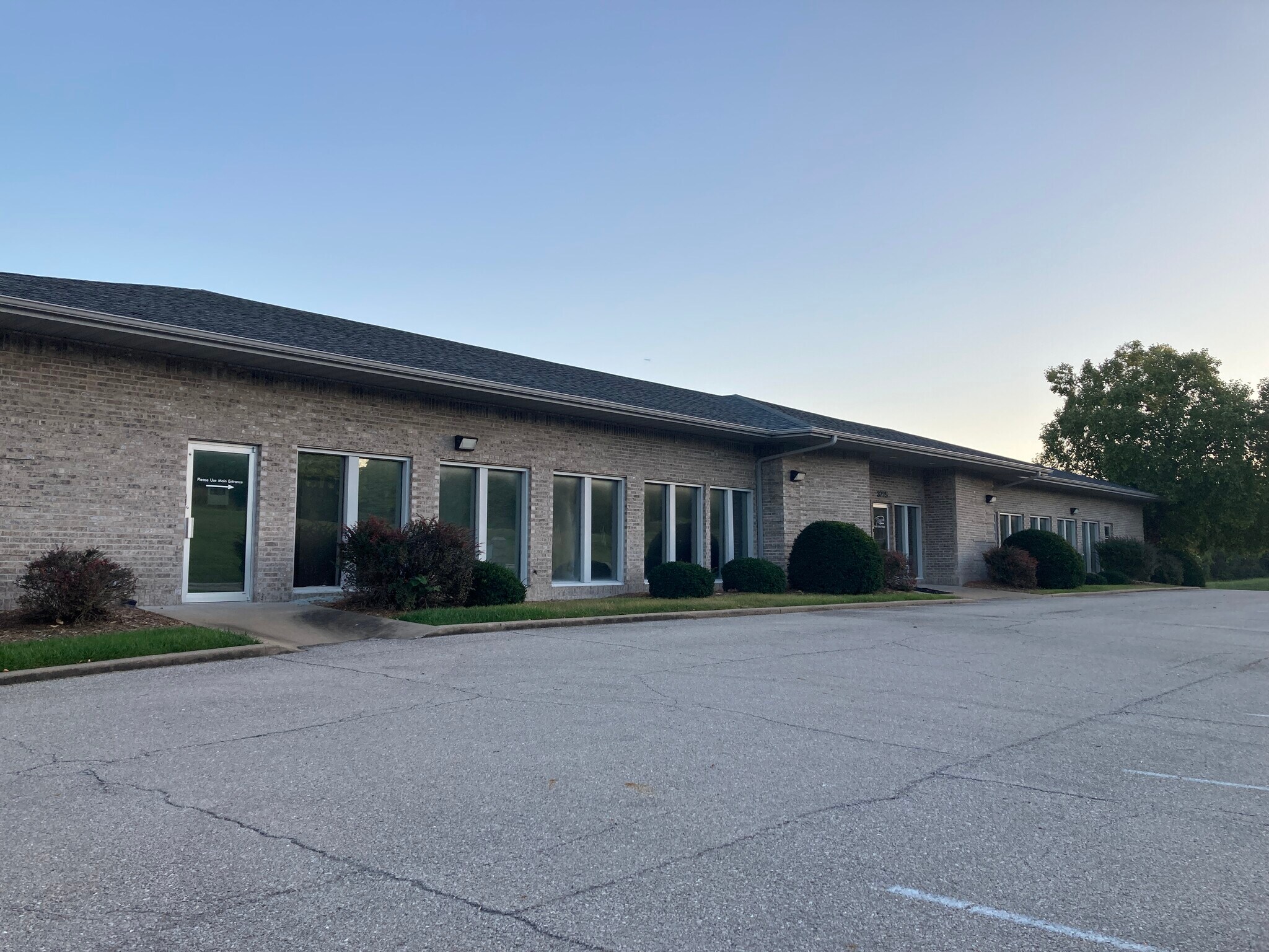 3225 W Truman Blvd, Jefferson City, MO for lease Primary Photo- Image 1 of 9