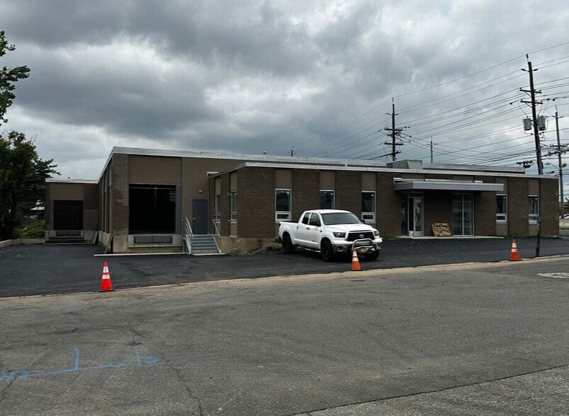 401-403 Meadow Ln, Carlstadt, NJ for lease - Building Photo - Image 1 of 9