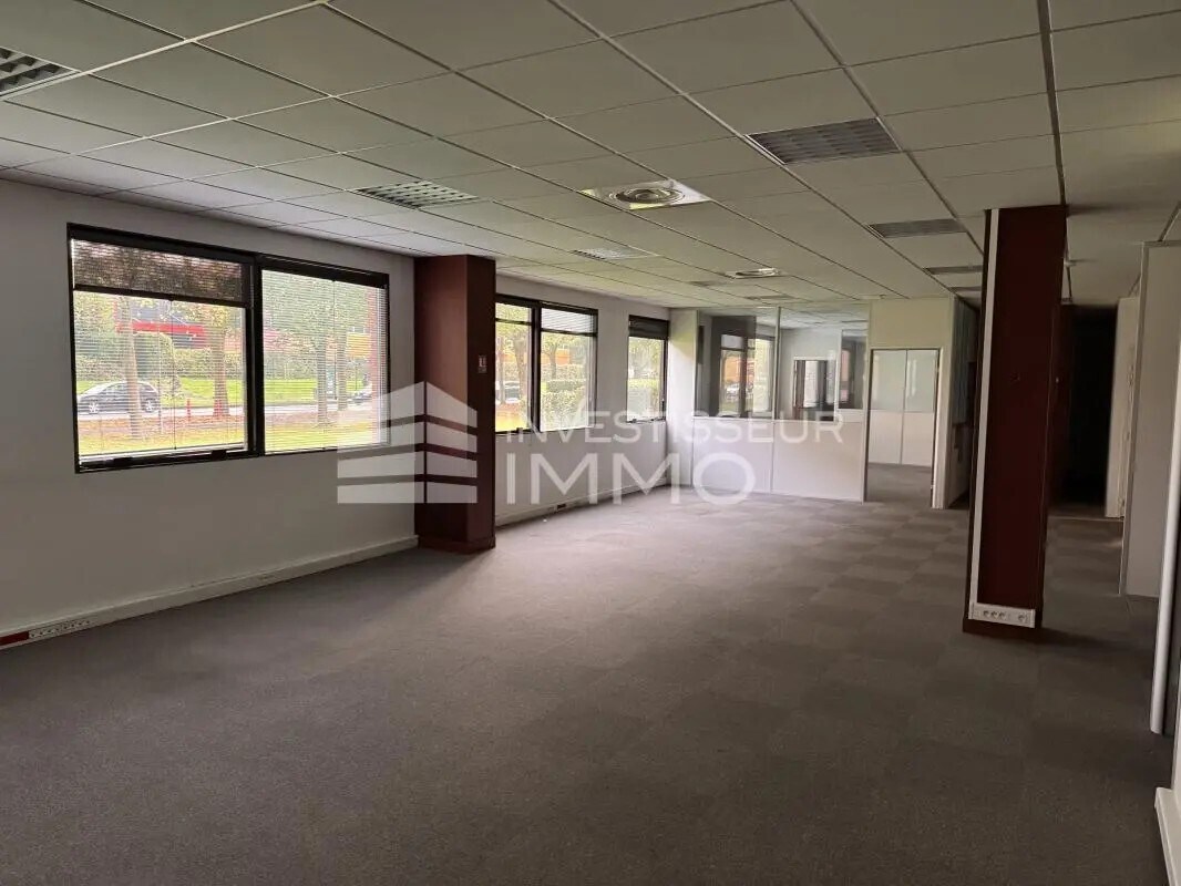 Office in Saint-Thibault-des-Vignes for lease Interior Photo- Image 1 of 3