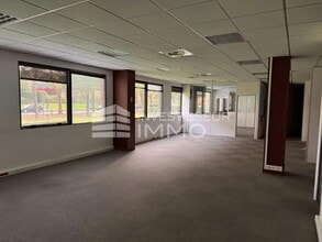 Office in Saint-Thibault-des-Vignes for lease Interior Photo- Image 1 of 3