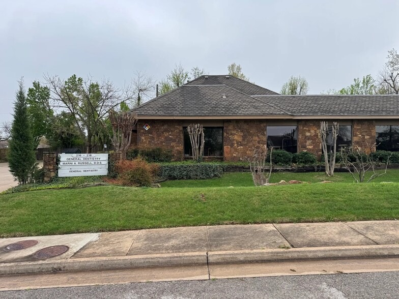 218 E 10th Street Plz, Edmond, OK for lease - Building Photo - Image 2 of 24