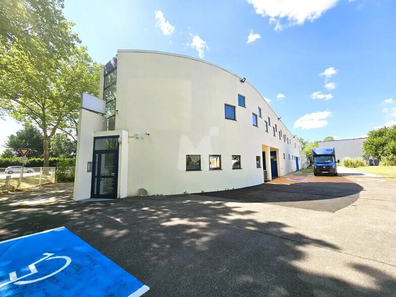 Office in Bondoufle for lease - Building Photo - Image 2 of 11