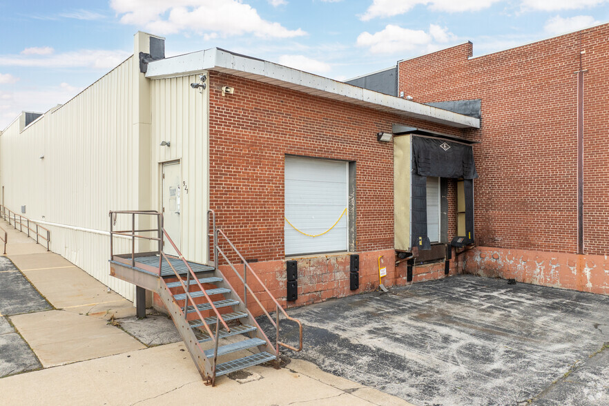 929 Cedar St, Green Bay, WI for lease - Primary Photo - Image 1 of 29