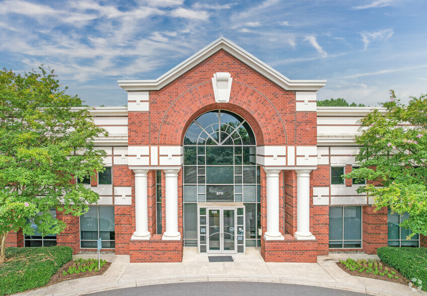 8711 University East Dr, Charlotte, NC for lease - Building Photo - Image 3 of 8