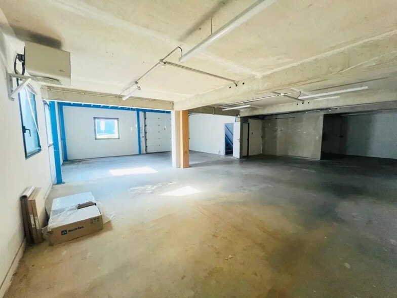 Flex in Noisy-le-Roi for lease - Interior Photo - Image 2 of 10