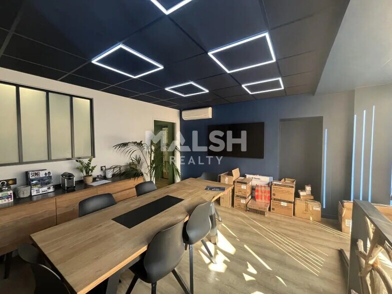 Retail in Tassin-la-Demi-Lune for lease - Interior Photo - Image 2 of 11