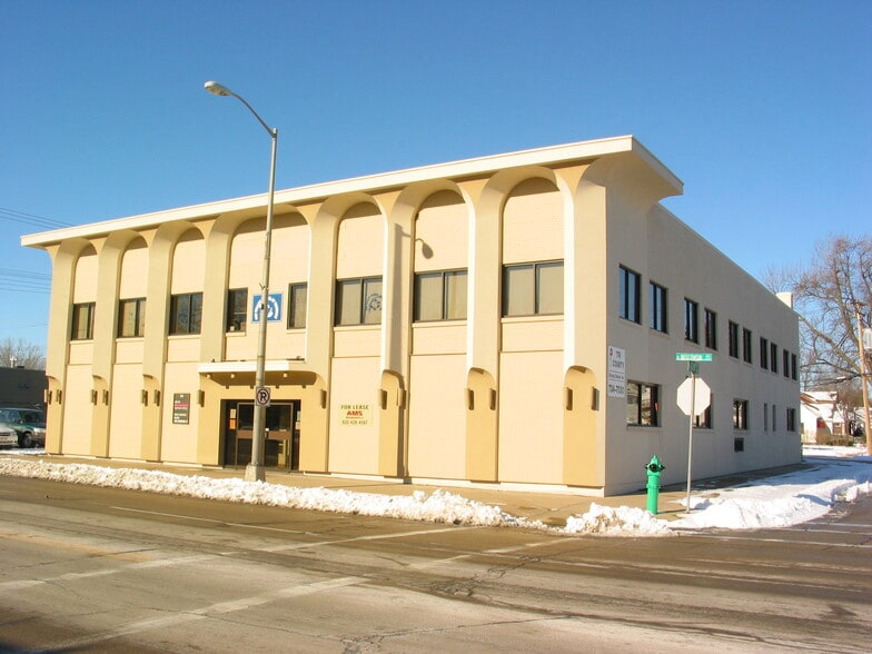 526 W Wisconsin Ave, Appleton, WI for lease - Building Photo - Image 1 of 15