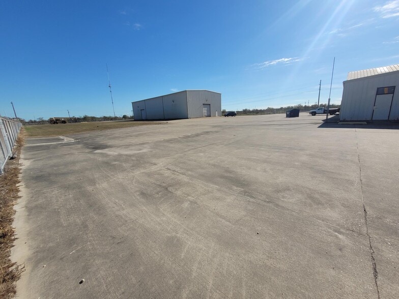 5245 Phillips St, Texas City, TX for lease - Building Photo - Image 3 of 23