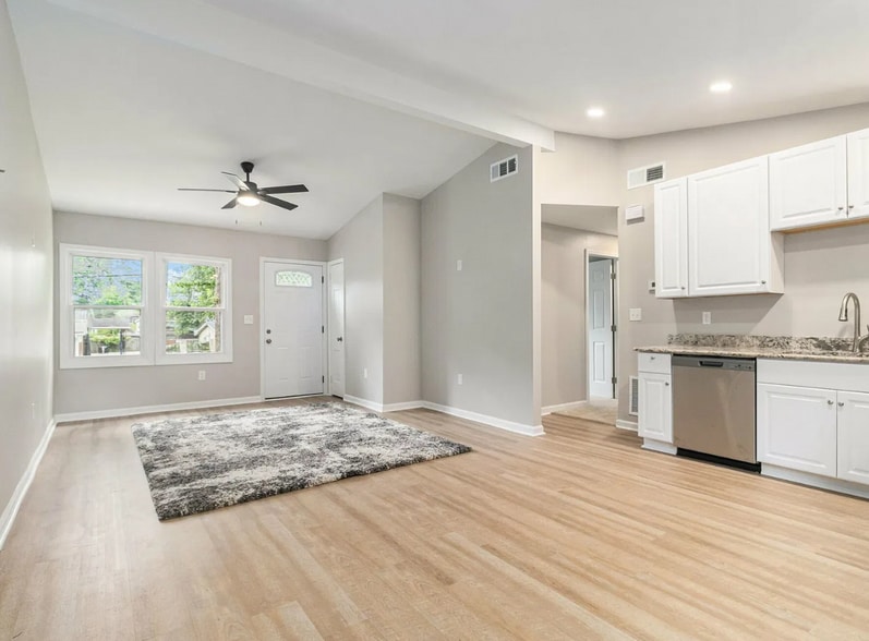 340 Bell St SE, Marietta, GA for sale - Interior Photo - Image 3 of 11