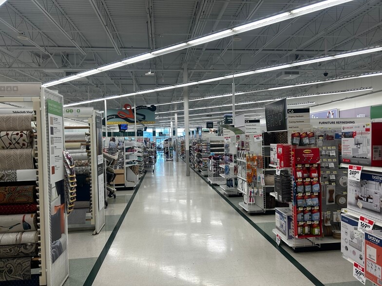 3958 Junior Prewitt Point, Osage Beach, MO for lease - Interior Photo - Image 2 of 7