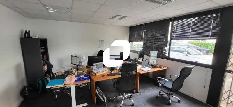 Office in Talence for lease - Building Photo - Image 2 of 6