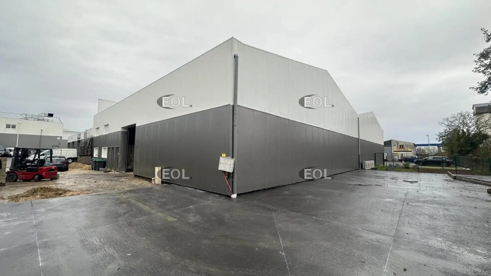 Flex in Brie-Comte-Robert for sale - Building Photo - Image 3 of 4