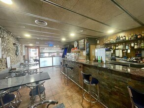 Retail in Santa Coloma de Gramenet, Barcelona for lease Interior Photo- Image 2 of 13