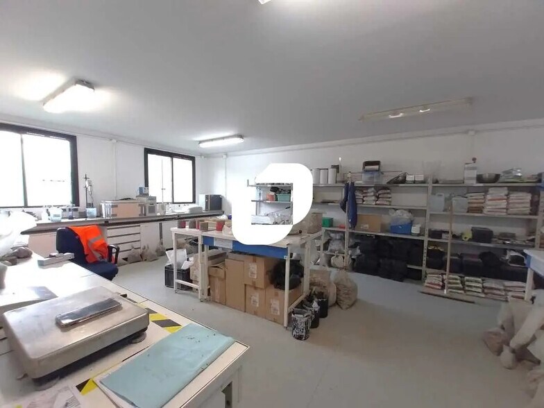 Flex in Voisins-le-Bretonneux for lease - Interior Photo - Image 2 of 9