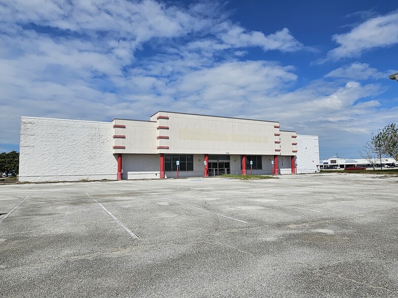 9550 Emmett F Lowry Expy, Texas City, TX for sale - Building Photo - Image 1 of 4