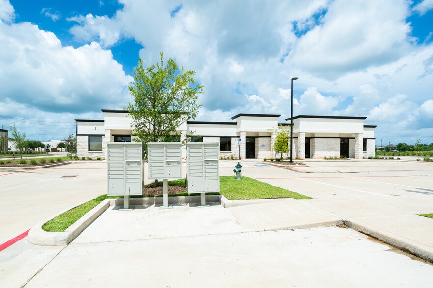 5501 Cabrera Dr, Sugar Land, TX for lease - Building Photo - Image 2 of 78