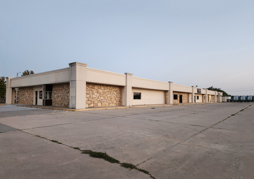 425 E 61st St, Wichita, KS for lease - Building Photo - Image 1 of 2