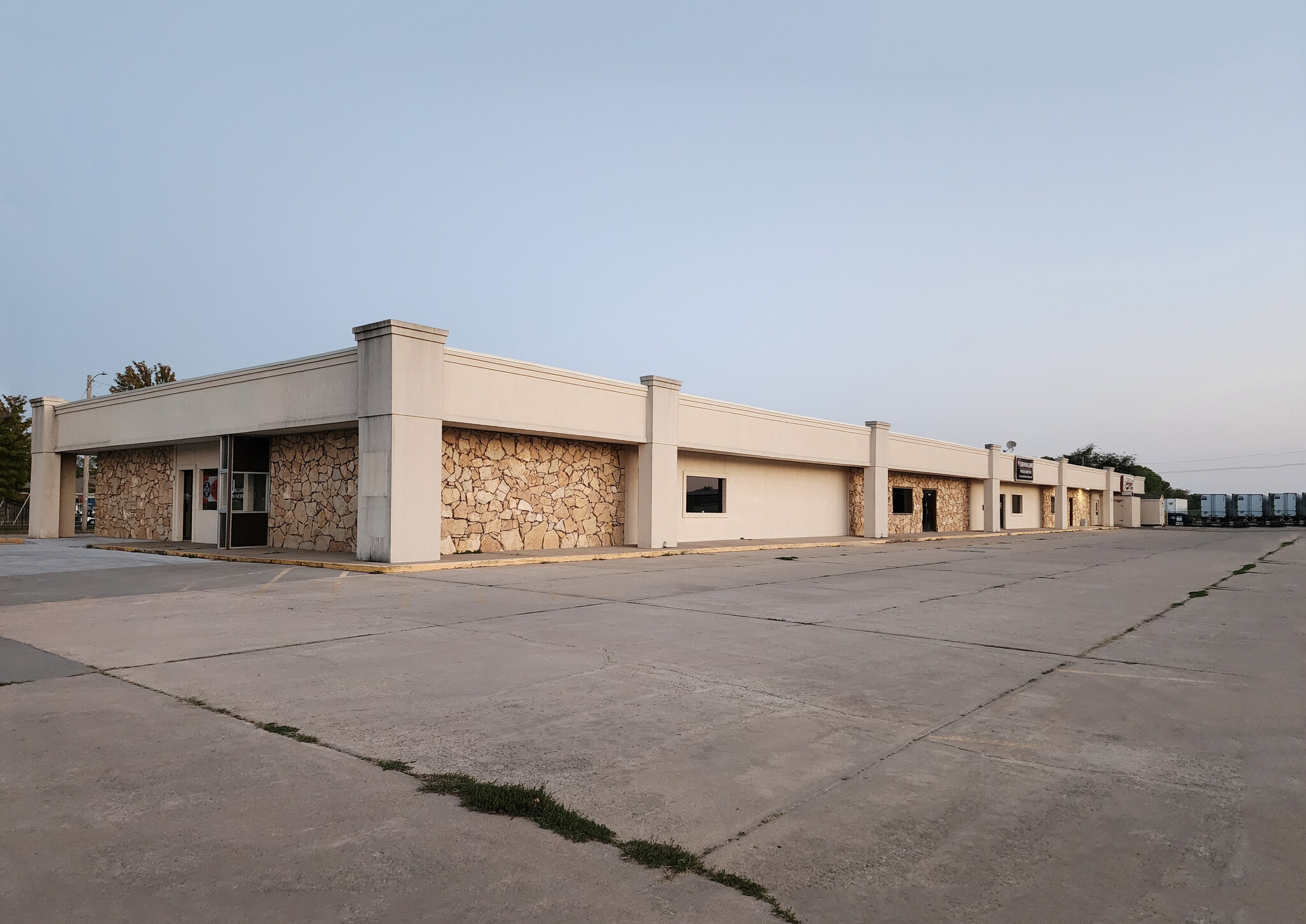 425 E 61st St, Wichita, KS for lease Building Photo- Image 1 of 3