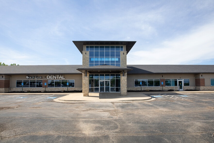 6828-6852 Silverheel St, Shawnee, KS for lease - Building Photo - Image 1 of 6
