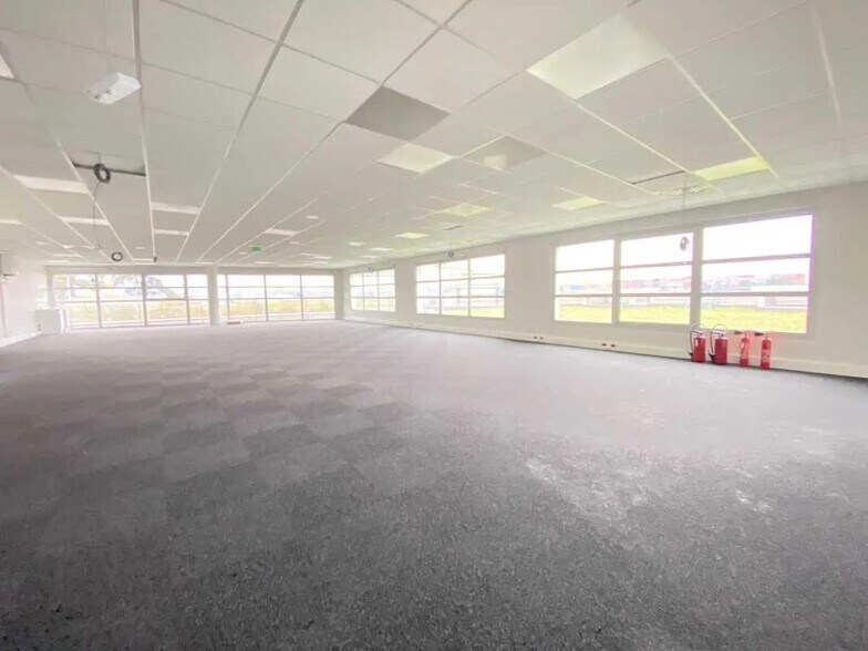 Office in OULLINS-PIERRE-BÉNITE for sale - Building Photo - Image 3 of 9