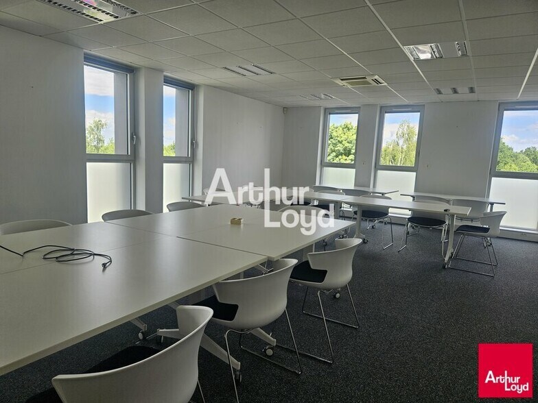 Office in Beaucouzé for lease - Interior Photo - Image 3 of 7