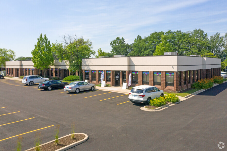 740 Pasquinelli Dr, Westmont, IL for lease - Building Photo - Image 1 of 18