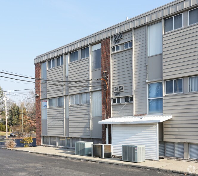 67 Harned Rd, Commack, NY for lease - Building Photo - Image 2 of 6