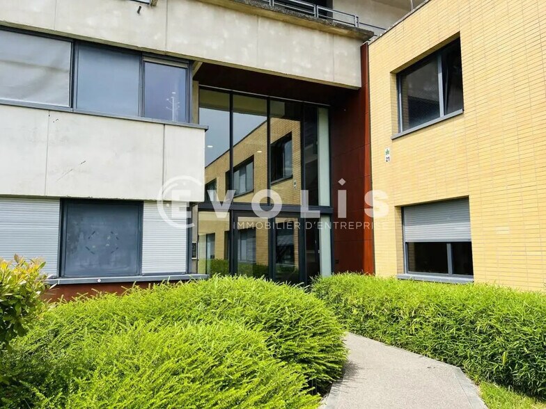 Office in Champs-sur-Marne for lease - Building Photo - Image 1 of 12