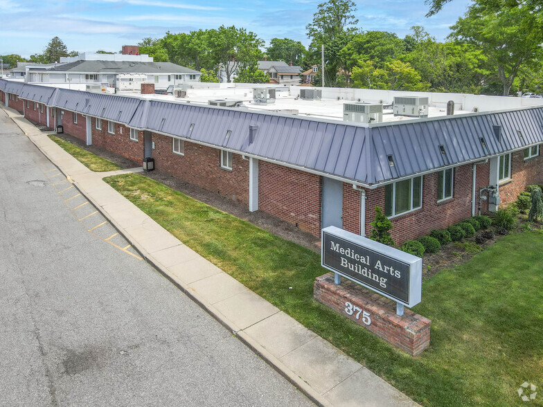 375 E Main St, Bay Shore, NY for sale - Building Photo - Image 3 of 13