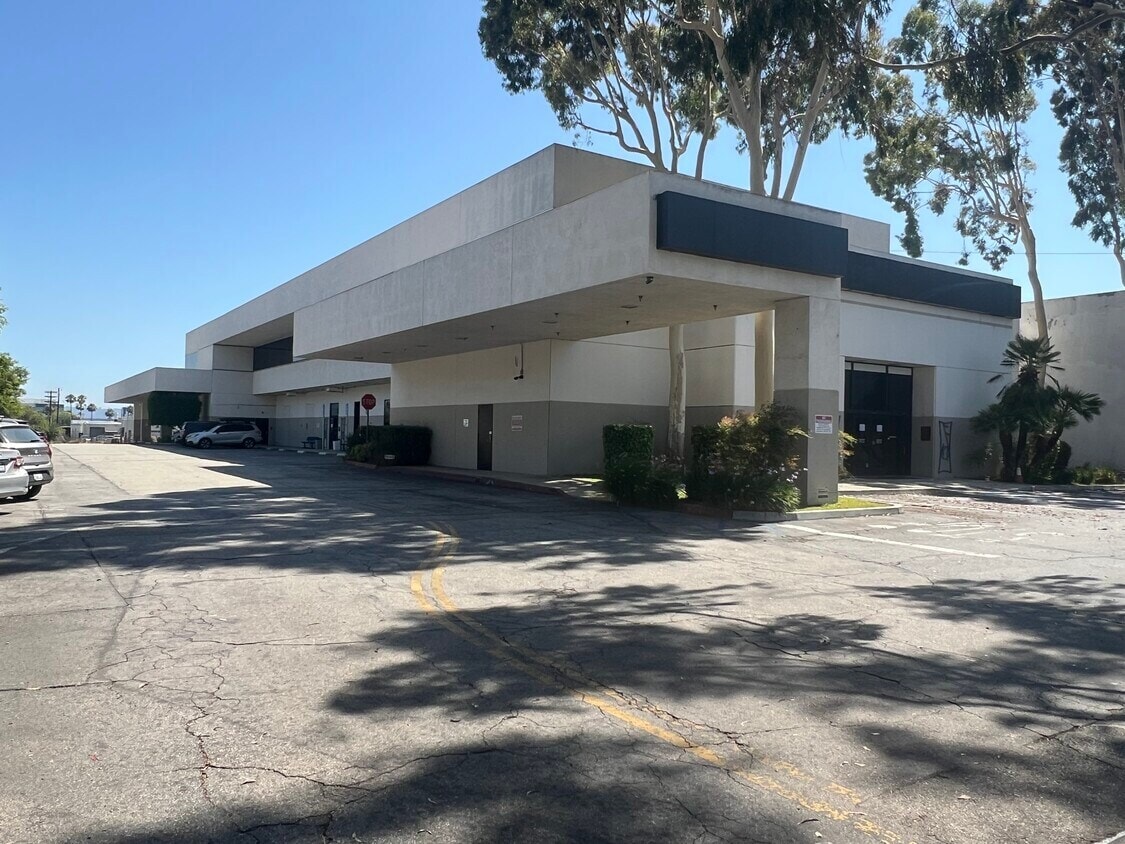 3220 Winona Ave, Burbank, CA for lease Building Photo- Image 1 of 25