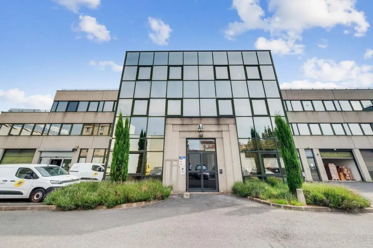 Office in Ivry-sur-Seine for lease Building Photo- Image 1 of 9