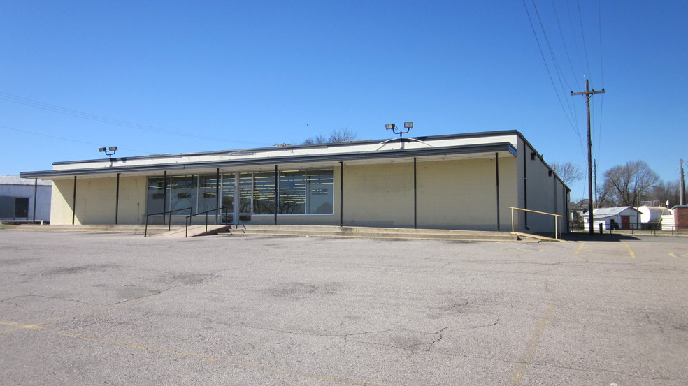 209 S Woody Guthrie St, Okemah, OK for sale - Building Photo - Image 1 of 1