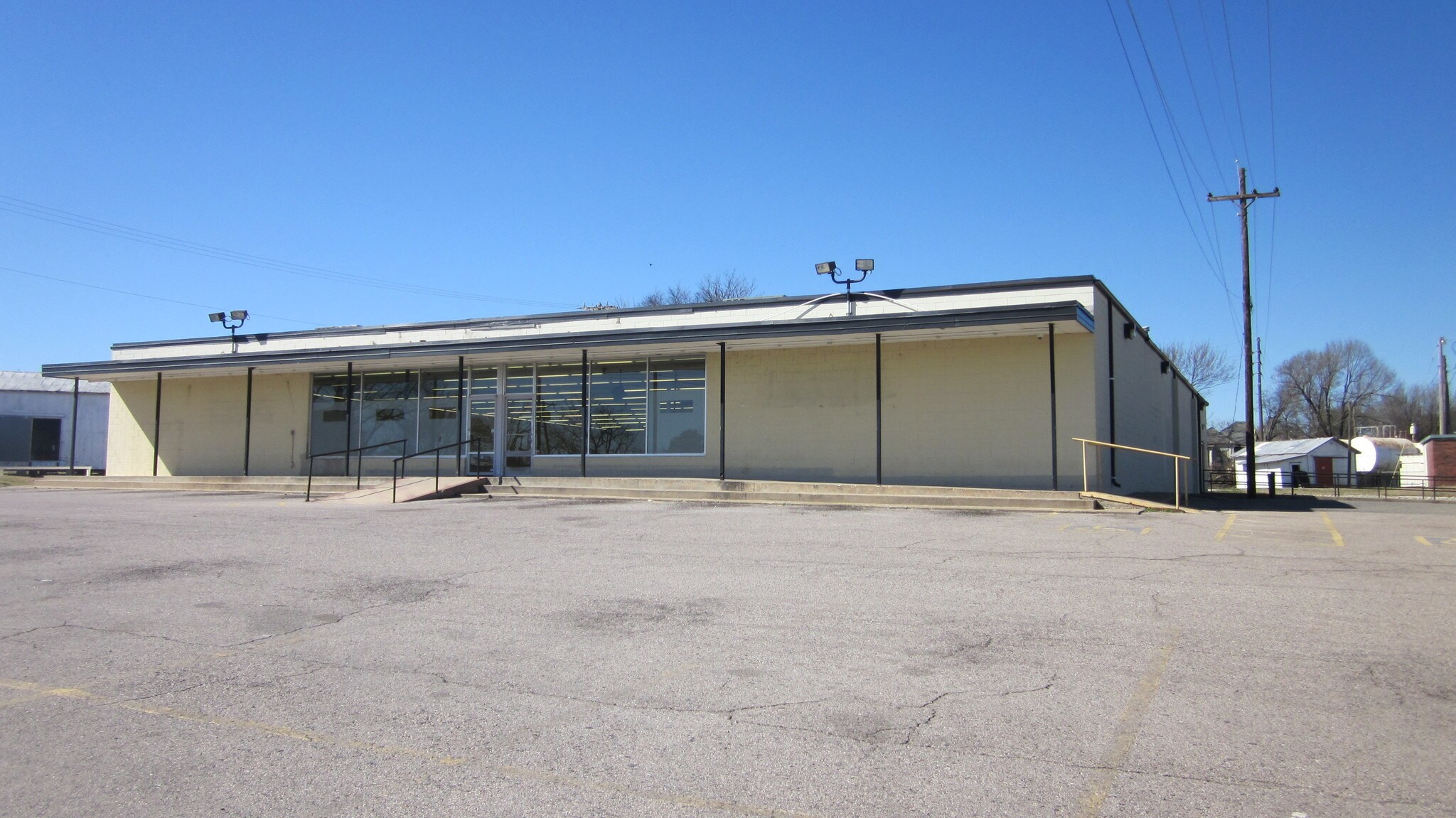 209 S Woody Guthrie St, Okemah, OK for sale Building Photo- Image 1 of 1