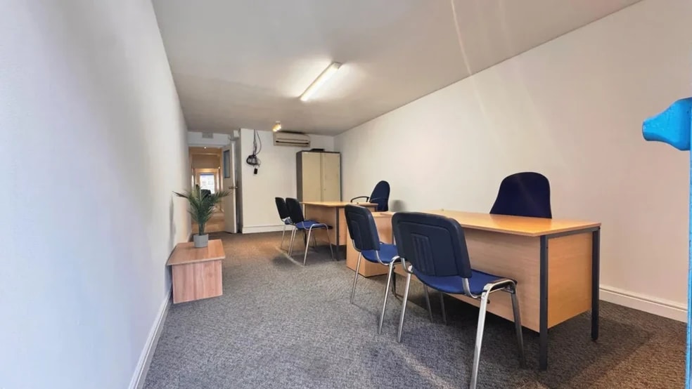 17A Walm Ln, London for lease - Interior Photo - Image 2 of 2