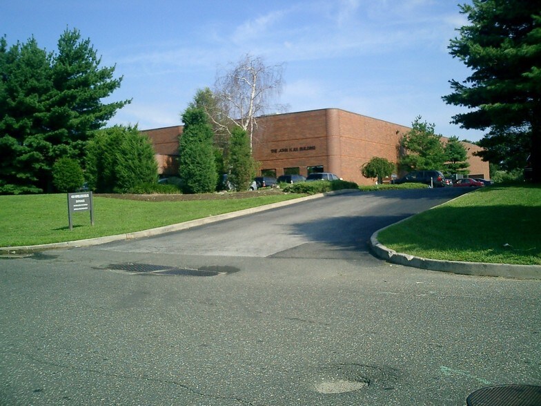 400 Wireless Blvd, Hauppauge, NY for sale - Building Photo - Image 1 of 1