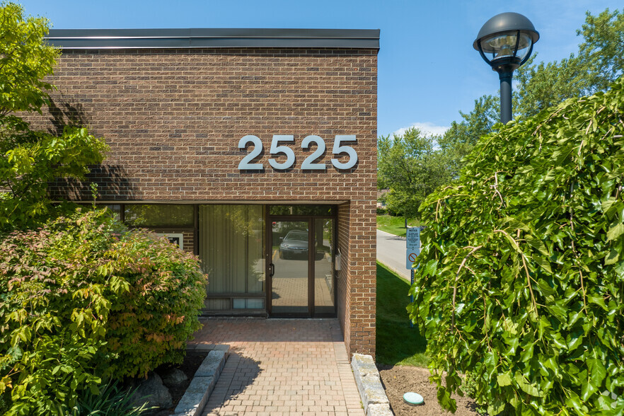 2525 Dunwin Dr, Mississauga, ON for lease - Building Photo - Image 3 of 4