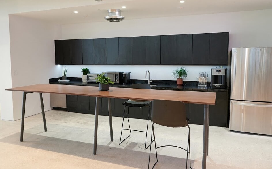 222 NW 24th St, Miami, FL for lease - Interior Photo - Image 3 of 21