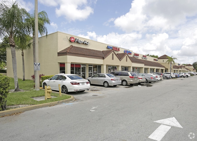 9526 SW 137th Ave, Miami, FL for lease - Primary Photo - Image 1 of 9