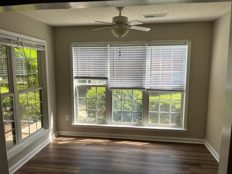 Scarborough Place & Sleepy Creek portfolio of 2 properties for sale on LoopNet.com - Building Photo - Image 2 of 22