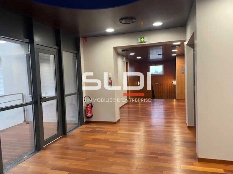 Office in Rillieux-la-Pape for lease - Lobby - Image 2 of 16