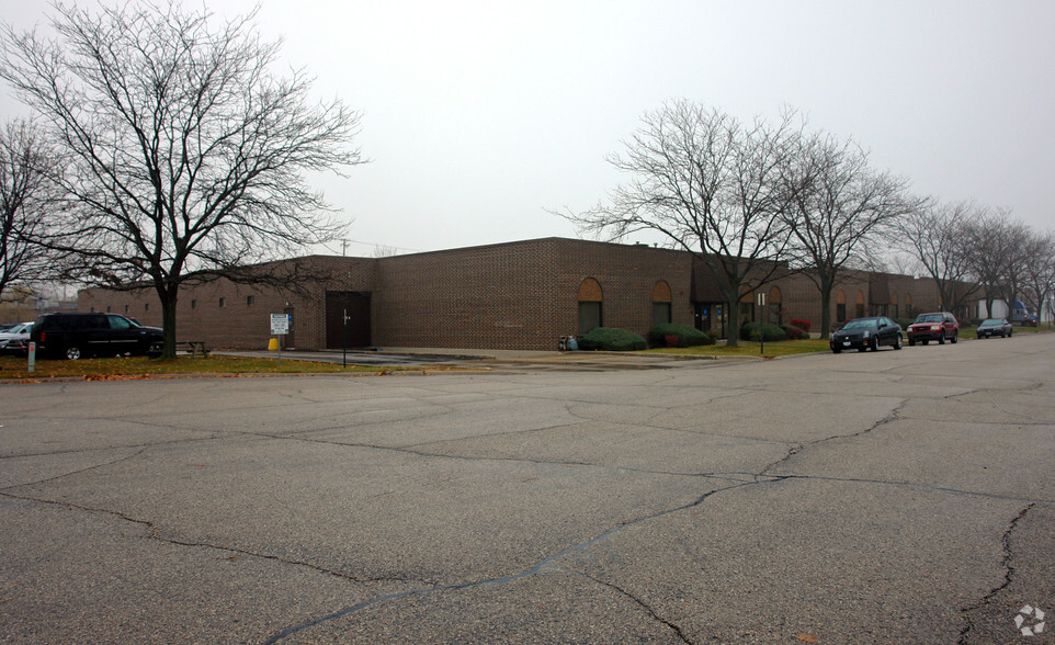 900-926 Estes Ave, Schaumburg, IL for lease - Primary Photo - Image 1 of 5