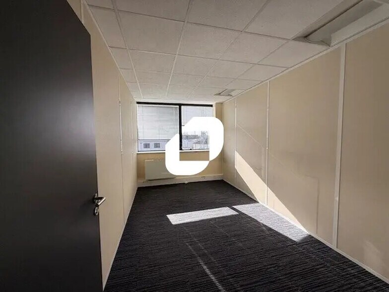 1 Rue De La Croix Des Maheux, Cergy for lease - Building Photo - Image 1 of 52